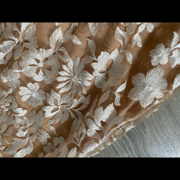 Elegant embroidered Dress - Picture 4 of 6